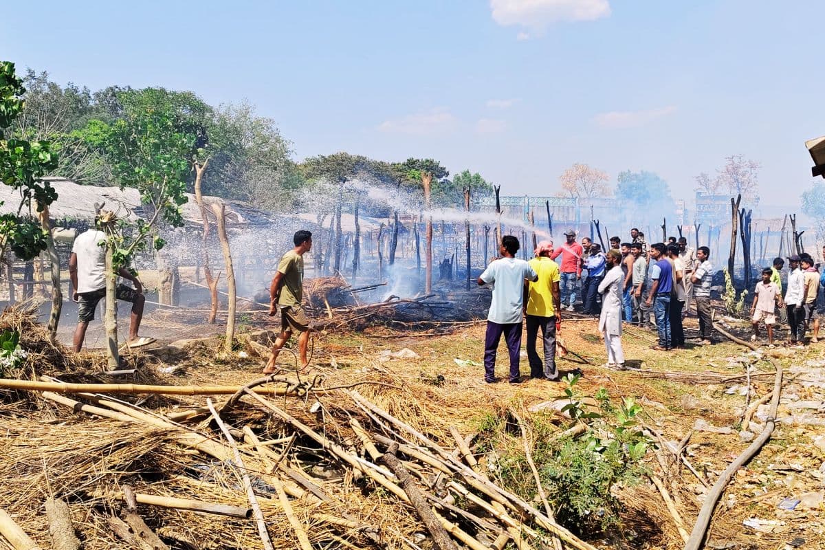 होली से पहले खरसावां के साप्ताहिक हाट में लगी आग, 30 दुकानें जलकर खाक