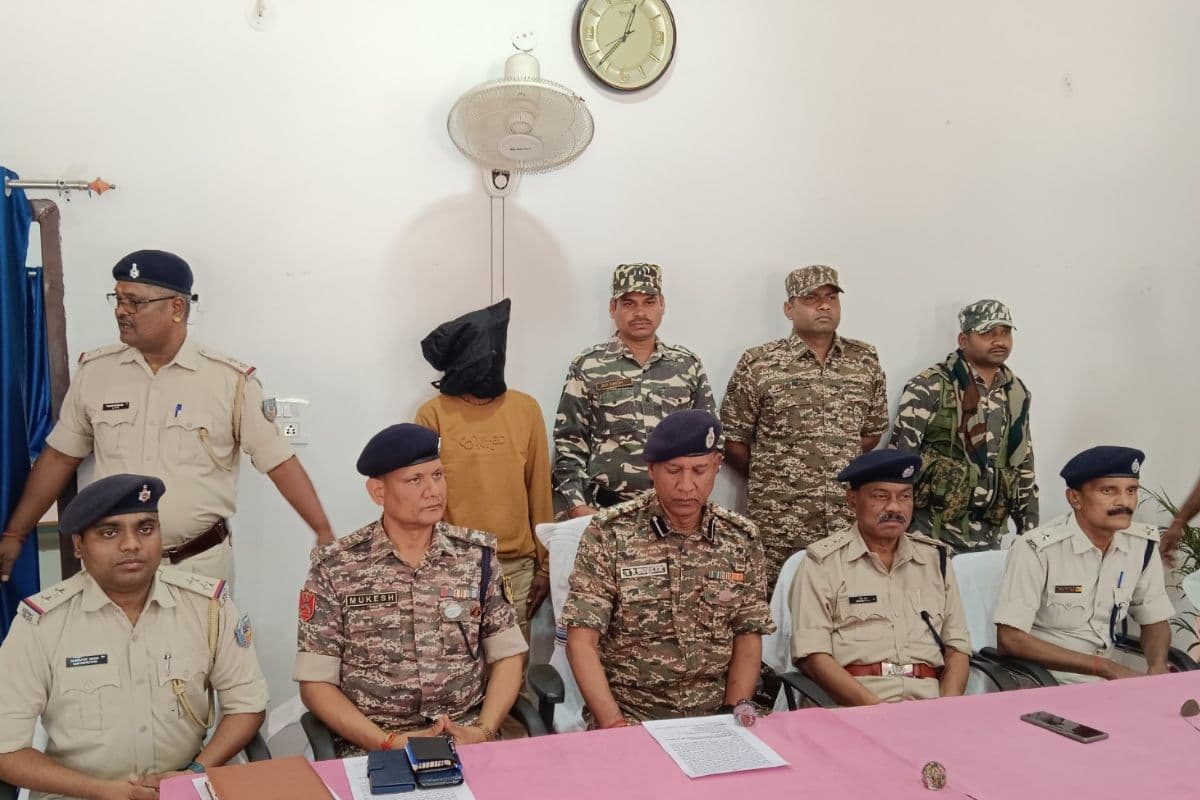 Naxal News: नक्सलियों के खिलाफ लातेहार पुलिस को बड़ी सफलता, JJMP का एरिया कमांडर अरेस्ट