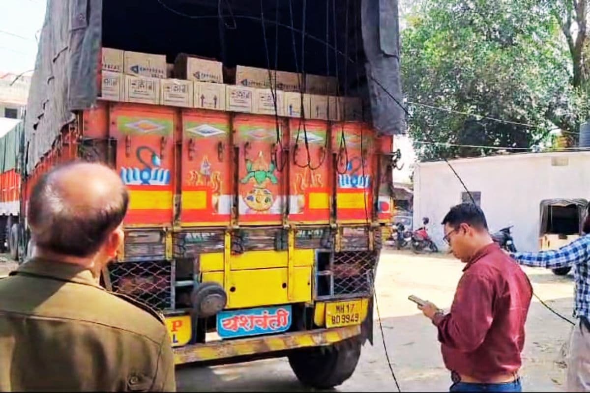 सिमडेगा बना शराब तस्करी का गलियारा, गोवा से नेपाल भेजी जा रही डेढ़ करोड़ की शराब जब्त, 2 गिरफ्तार