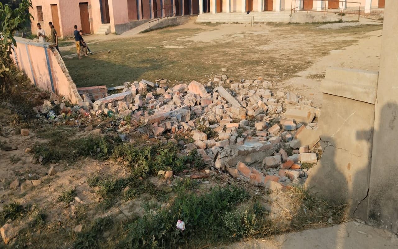 Bihar News: मोतिहारी में 3 दोस्तों को काल ने घेरा, स्कूल की बाउंड्री तोड़कर घुसी कार, एक युवक की मौत