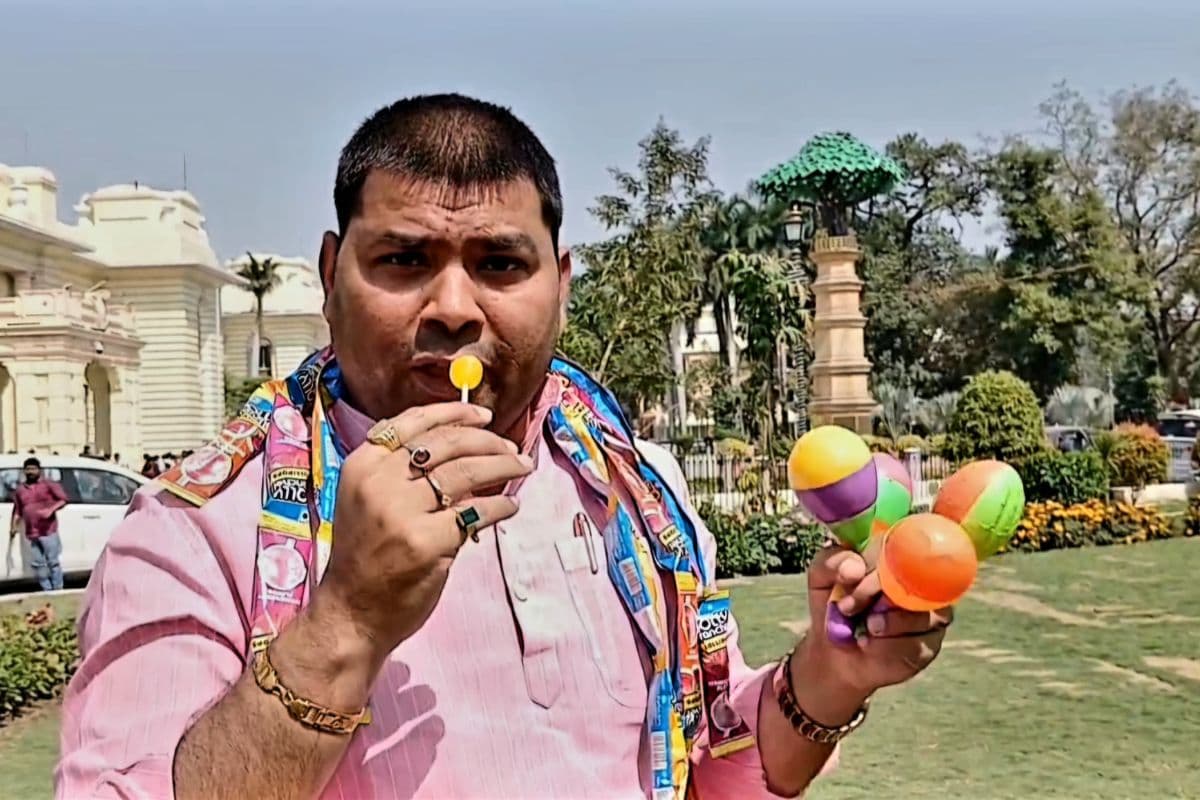 Video: बिहार विधानसभा में RJD विधायक का अनोखा विरोध, लॉलीपॉप-झुनझुना लेकर सरकार पर कसा तंज