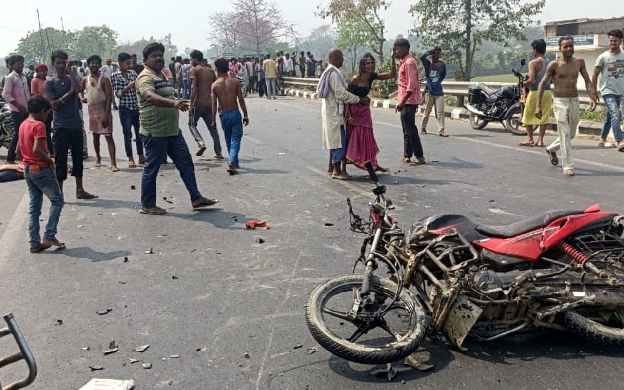 Muzaffarpur News: दो बाइक की टक्कर में महिला की मौत, चार घायल, NH जाम