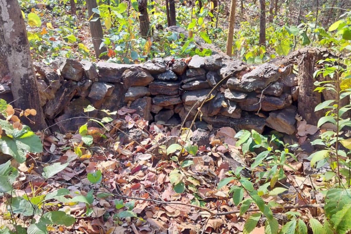 झारखंड में नक्सलियों की साजिश नाकाम, 20 किलो का IED बम बरामद, पत्थर के पांच मोर्चे ध्वस्त