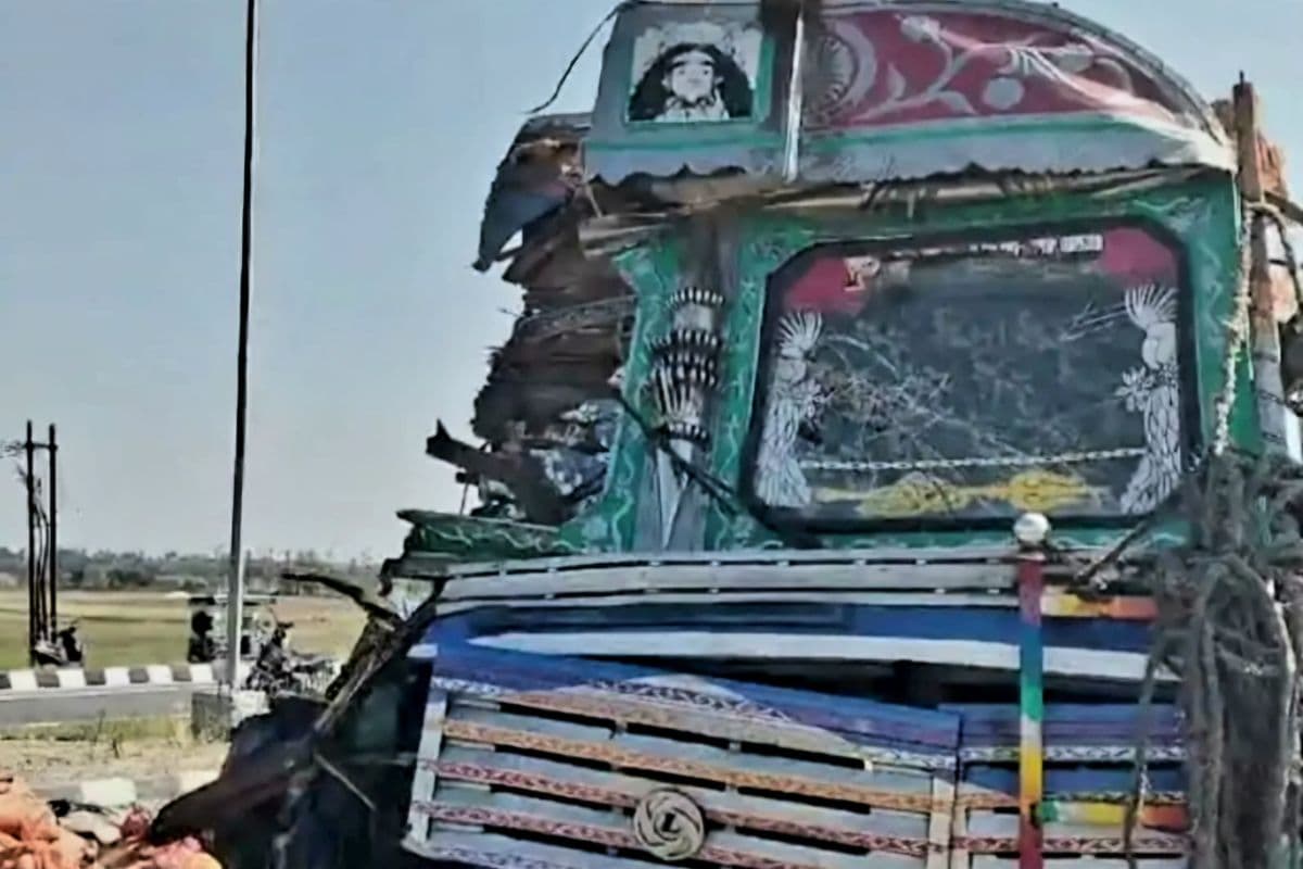 पटना में तेज रफ्तार ट्रक ने खड़ी हाइवा में मारी टक्कर, भीषण सड़क हादसे में ड्राइवर की मौके पर मौत