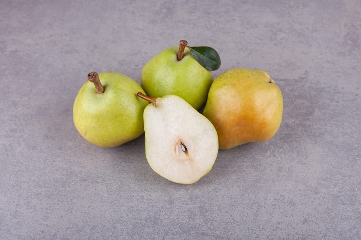 Pear Health Benefits: कोई दूसरा फल खाएं या ना खाएं लेकिन इस फल को खाना मत भूलना, दिल से लेकर डाइजेशन तक रहेगा दुरुस्त