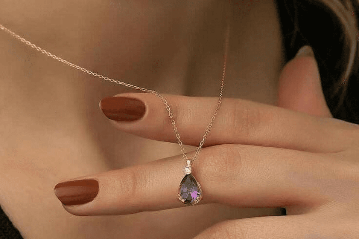 5 Latest Pendant Design: वीमेंस डे पर अपनी पार्टनर को गिफ्ट करें ये स्टाइलिश पेंडेंट