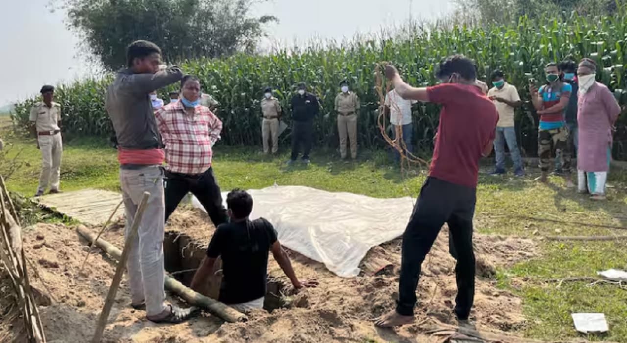 Bihar News: पोस्टमार्टम से खुलेगा संग्दिध मौत का राज, किशनगंज में 26 दिन बाद कब्र से निकाला गया शव