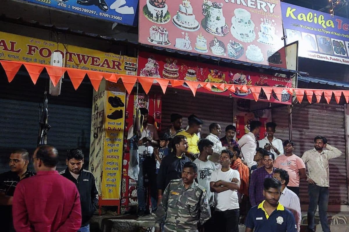 Ranchi Crime: रांची में अपराधियों ने जूता दुकानदार का काटा गला, हालत गंभीर