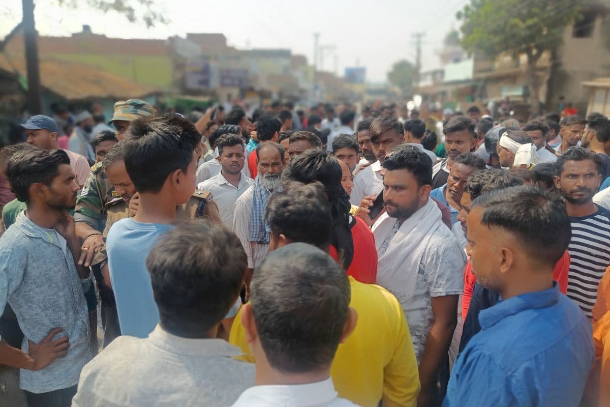 Dhanbad News: रिम्स में इलाज के दौरान धनबाद की प्रसूता की मौत, लक्ष्मी नर्सिंग होम में परिजनों का हंगामा, छह घंटे सड़क जाम