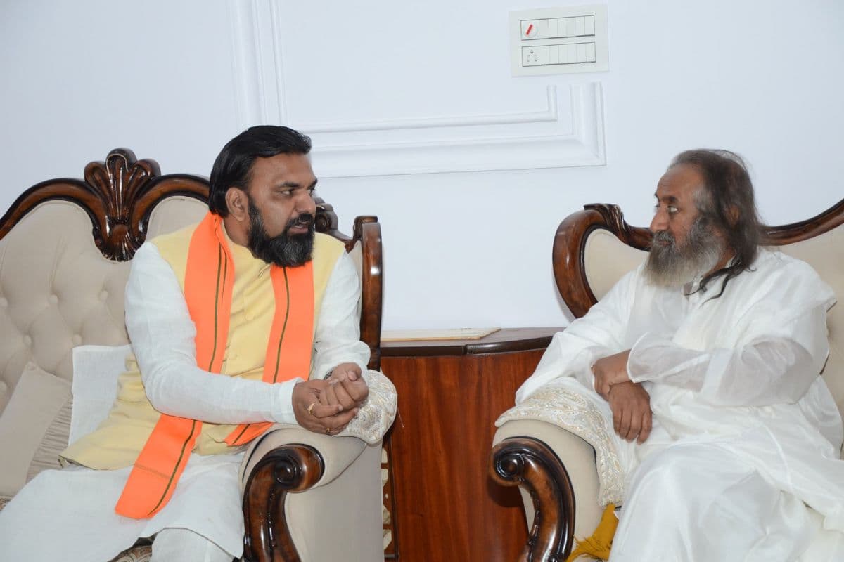 पटना पहुंचे आध्यात्मिक गुरु रविशंकर ने डिप्टी सीएम से की मुलाकात, कहा- बिहार अब पिछड़ा राज्य…