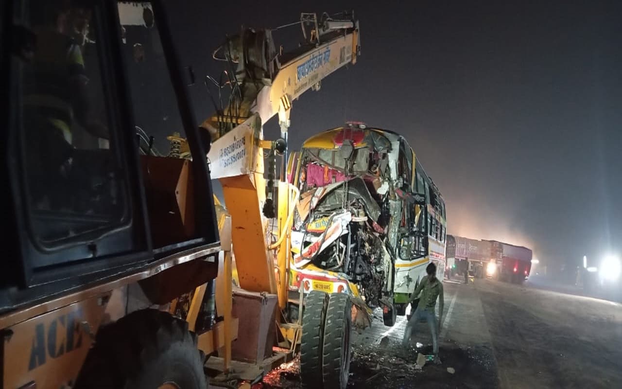 बिहार के सासाराम में बांग्लादेश के तीर्थयात्रियों की बस ने ट्रक में मारी टक्कर, दर्जन भर से अधिक लोग जख्मी