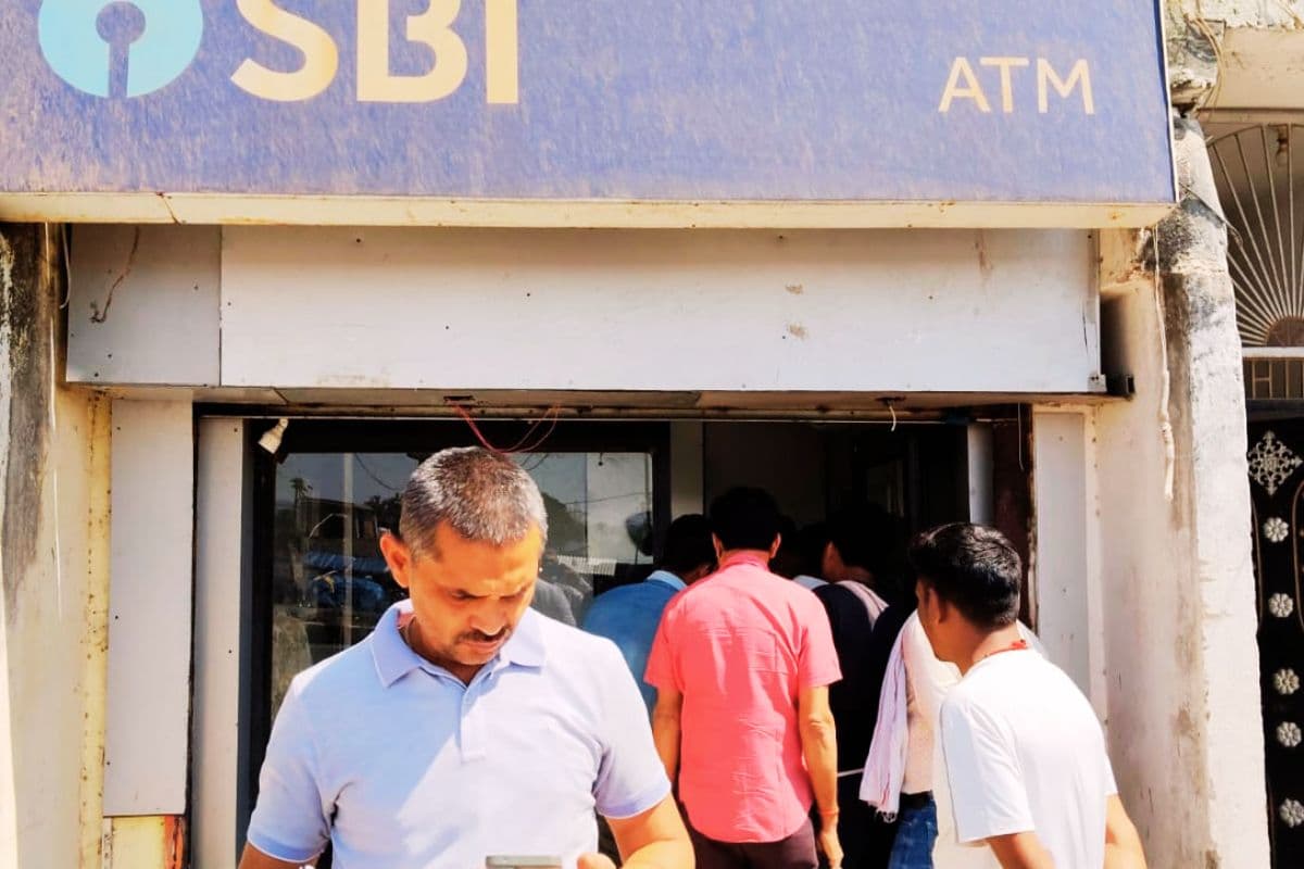 SBI ATM Loot in Barhi: हजारीबाग में जीटी रोड के किनारे एसबीआई के एटीएम से लूटे 6.17 लाख रुपए