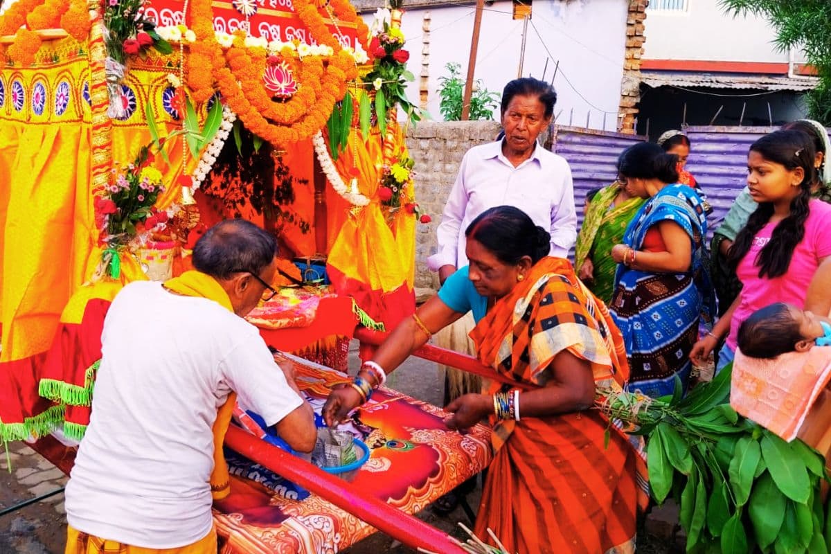 Video: दोले तू दोल गोविंदम… से गूंजा सरायकेला, भक्तों संग राधा-कृष्ण ने खेली होली