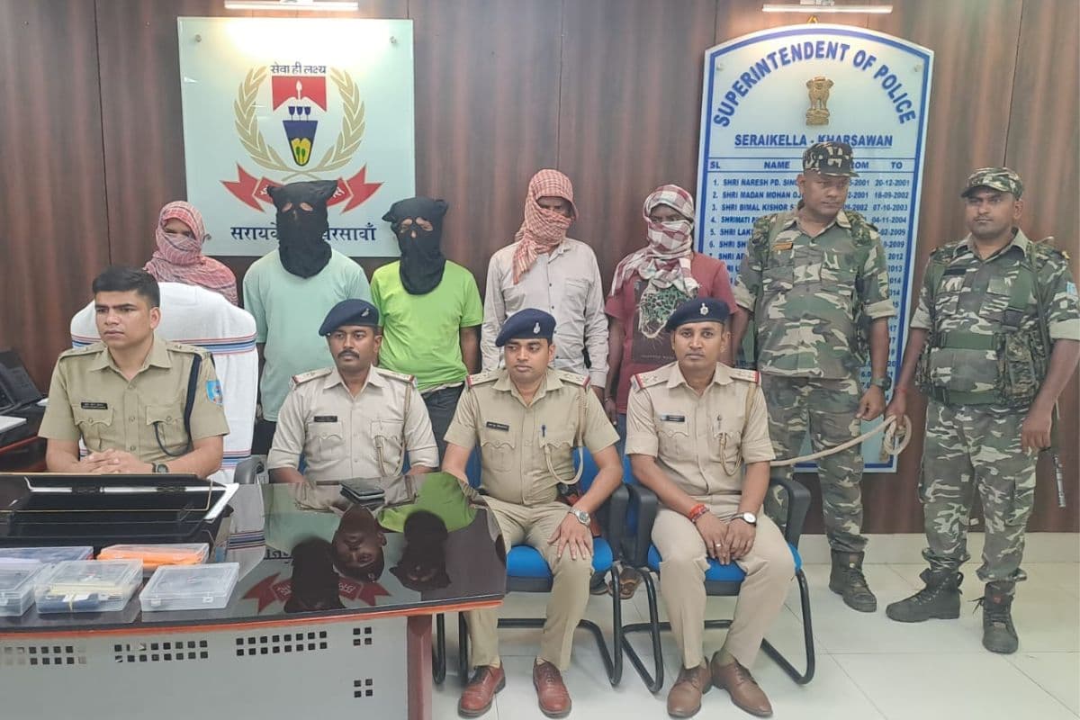 Crime News: झारखंड में देसी कट्टे के साथ 5 अपराधी अरेस्ट, नक्सलियों के नाम पर रेलवे ठेकेदार से मांगते थे लेवी