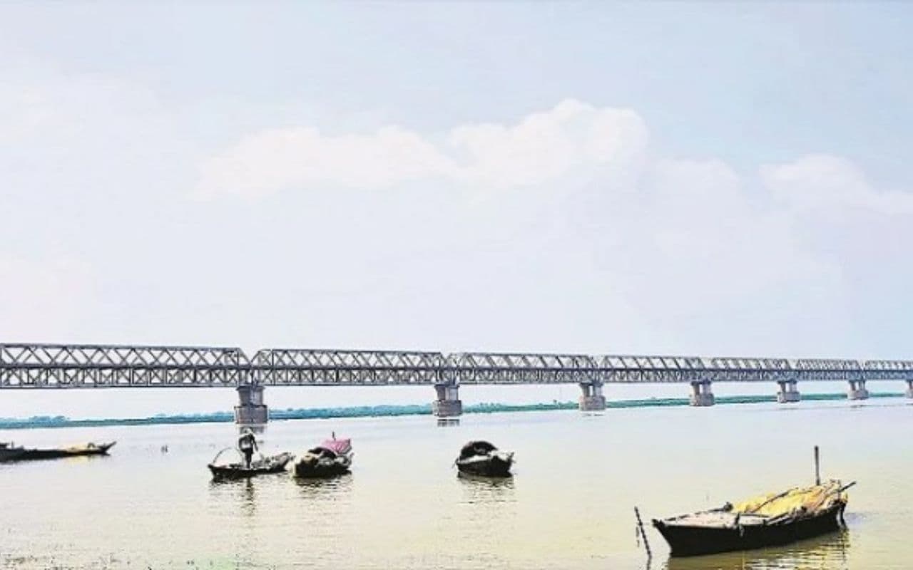 Munger News: मां मैं जा रहा हूं कहकर बेटे ने श्रीकृष्ण सेतु से गंगा में लगा दी छलांग, मचा हाहाकार