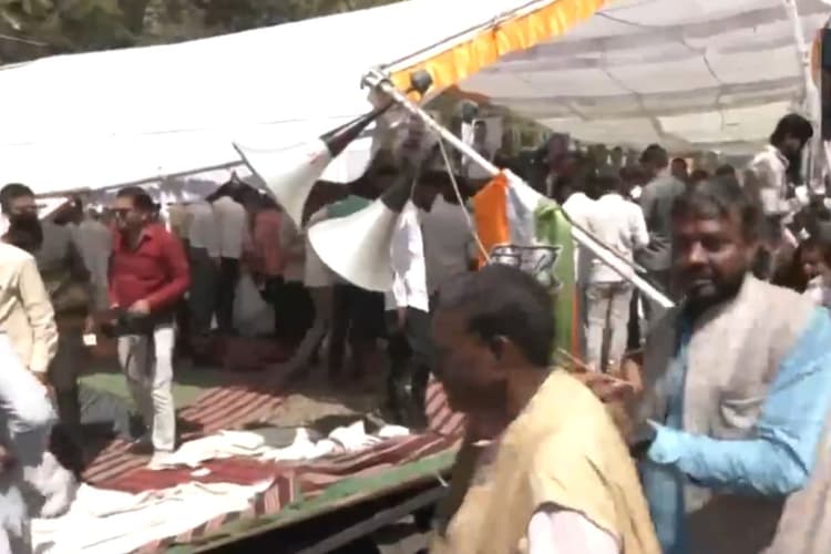 MP Stage Collapsed Video: भोपाल में प्रदर्शन के दौरान मंच गिरा, कई कांग्रेसी नेता घायल