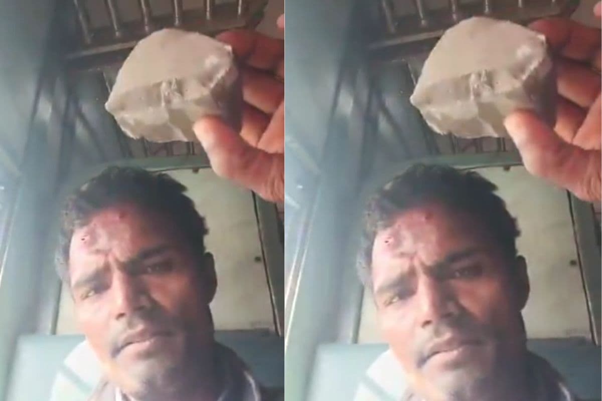 Stone Pelting On Train: धनबाद में गोमो-बरवाडीह पैसेंजर पर पथराव, सिर में चोट लगने से बिल्ली स्टेशन पर एक यात्री घायल