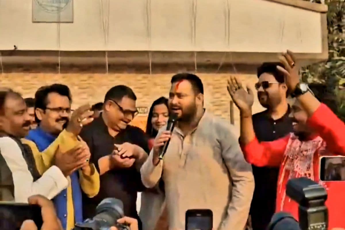 Video: लालू यादव के अंदाज में होली गीत गाते दिखे बेटे तेजस्वी, वीडियो देख आप भी कहेंगे वाह...