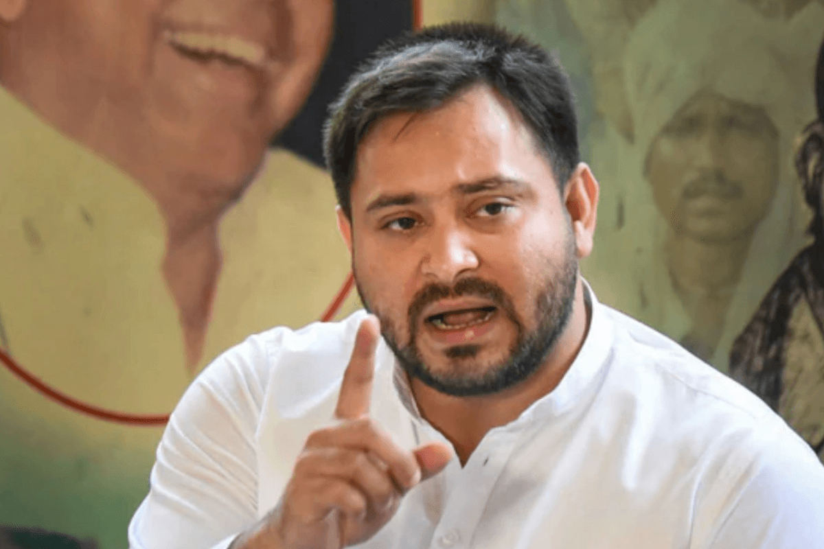Video: बैनर-पोस्टर लिए धरने पर बैठे तेजस्वी यादव, आरक्षण के जरिए सरकार को घेरने की कोशिश