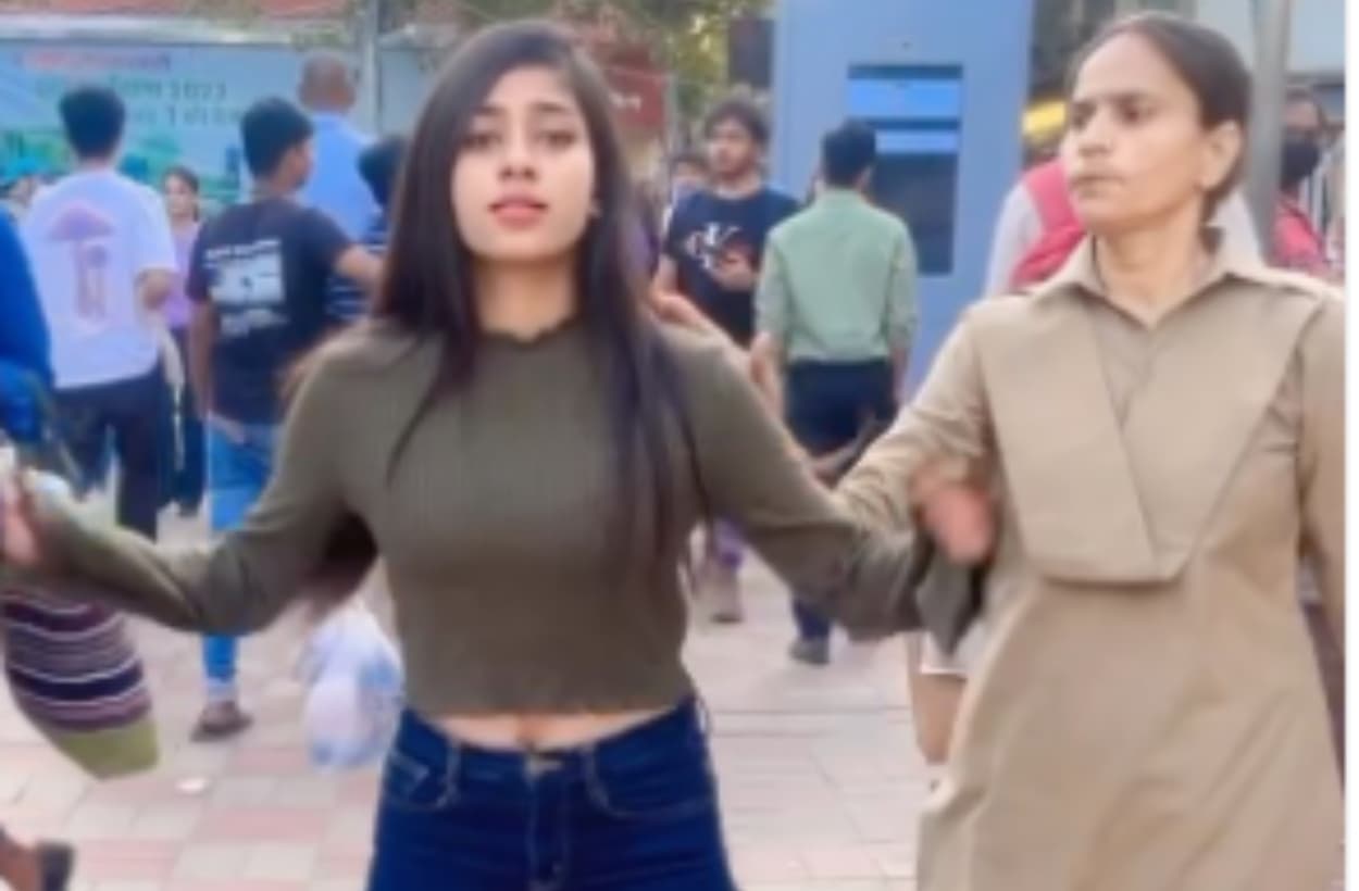 सड़क किनारे एक लड़की ने की ऐसी हरकत, उठा ले गई पुलिस, वीडियो हुआ वायरल