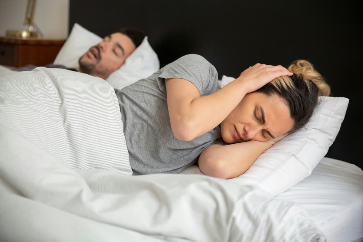 Sleep Divorce: एक ही छत के नीचे रहकर भी कपल्स क्यों ले रहे स्लीप डिवोर्स? कारण जानकार चौंक जाएंगे आप