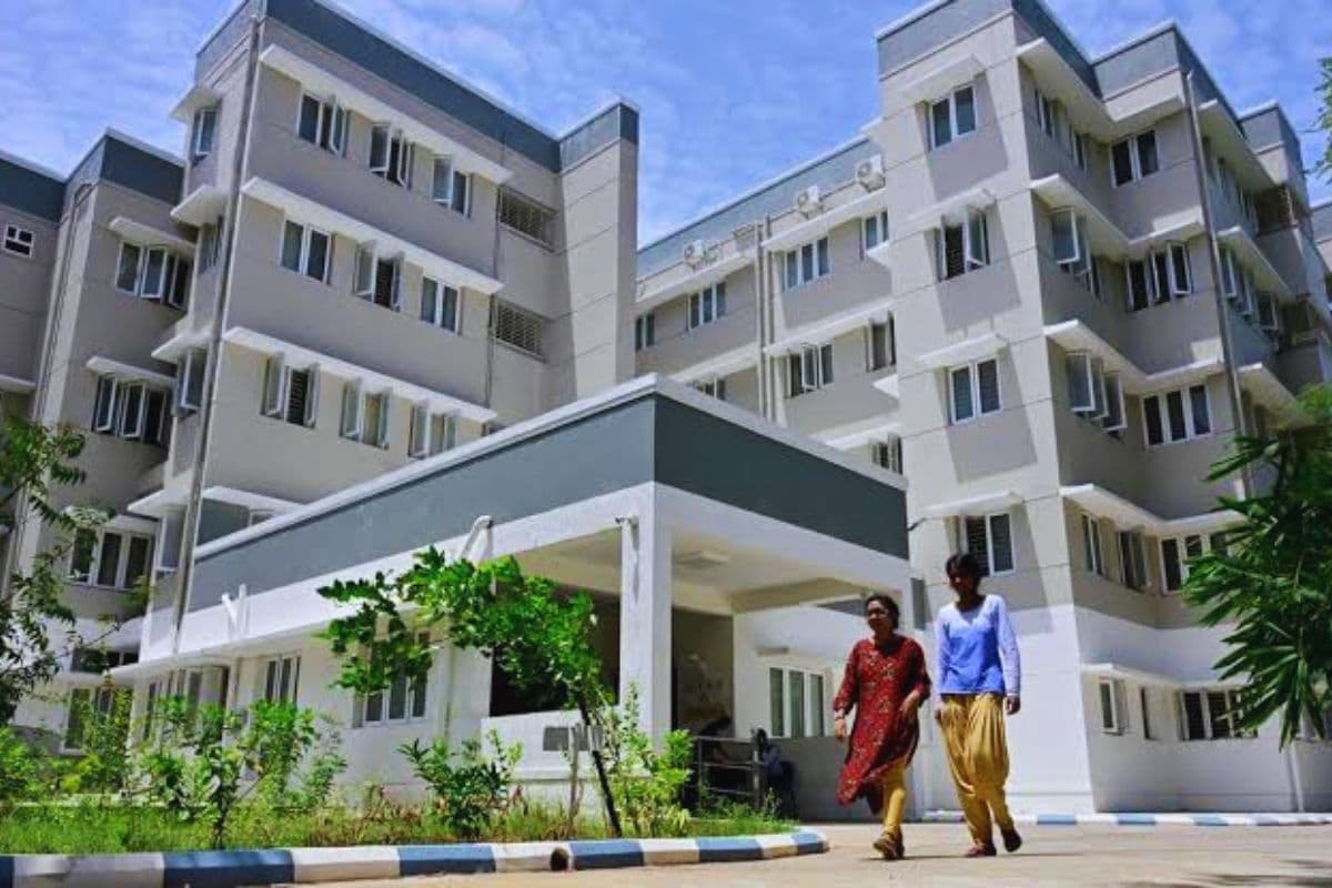 बिहार में महिलाओं के लिए इंडस्ट्रियल बूम, पटना समेत इन 10 जिलों में नौकरी के साथ मिलेगा हॉस्टल