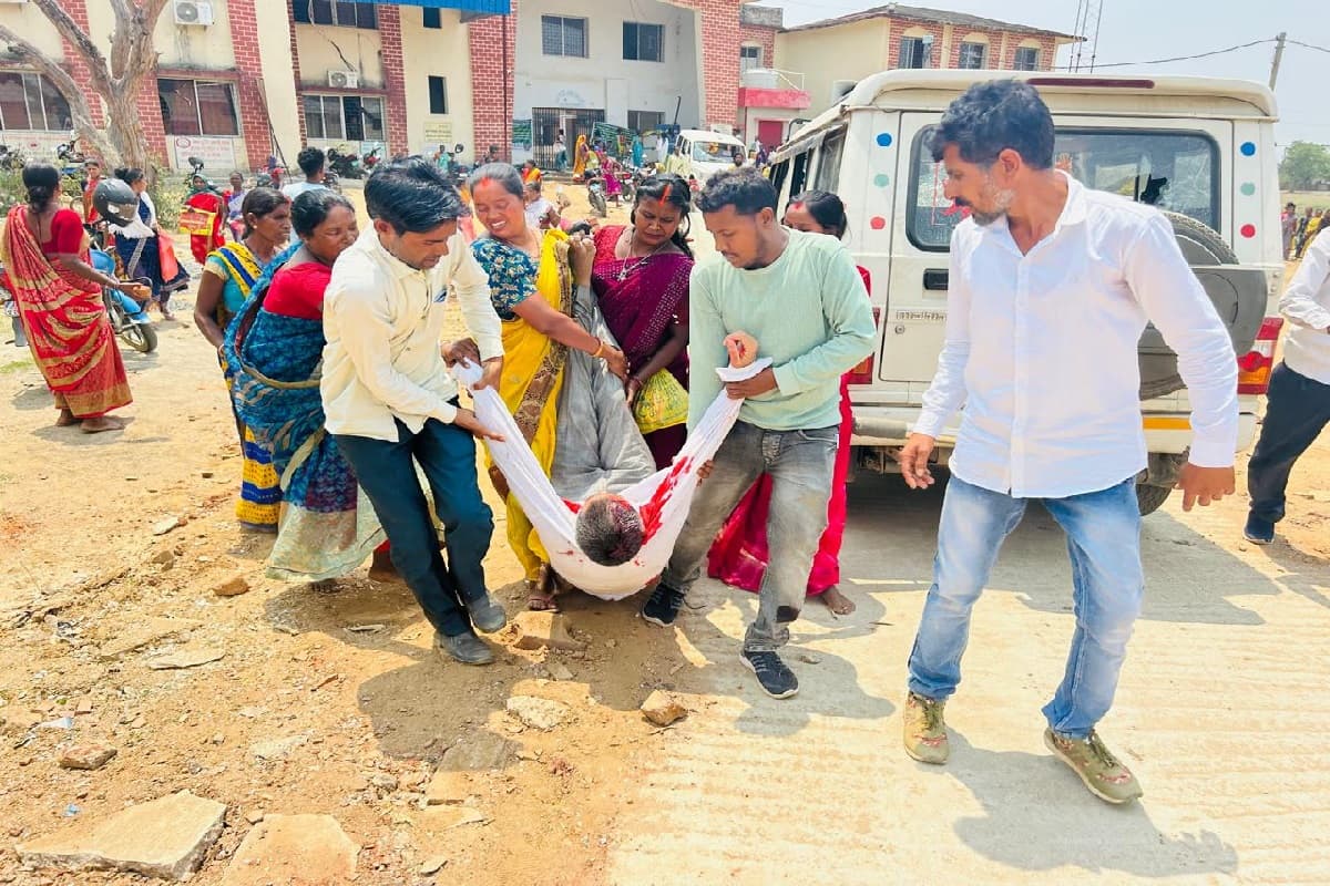 अधिकारियों और आंदोलनकारियों के बीच झड़प