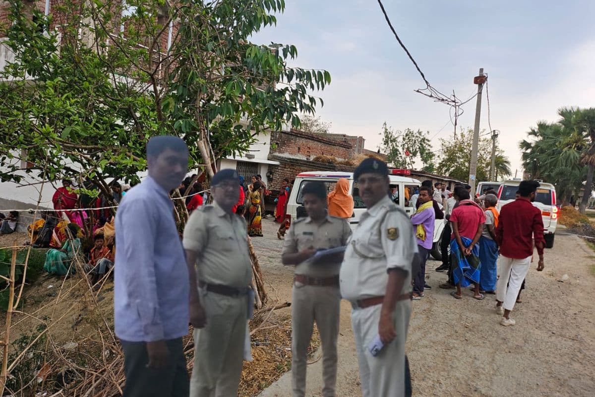 घटना के बाद जुटी भीड़ और जांच करती पुलिस