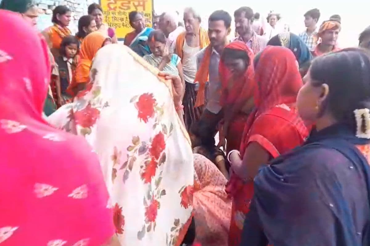 Patna News: दानापुर नासरीगंज घाट के पास गंगा में डूबी बालू लदी नाव, दो मजदूर लापता