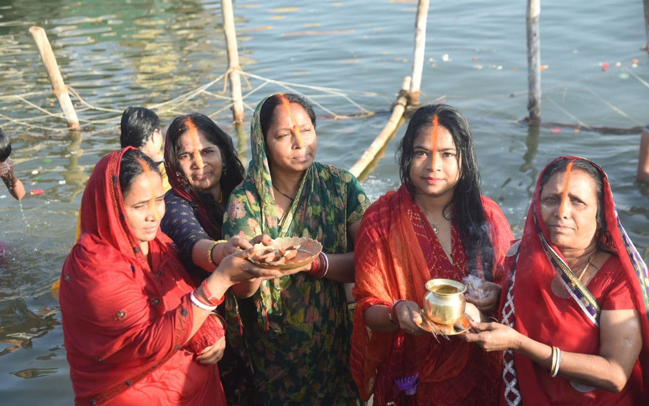 Chhath Puja 2025: नहाय-खाय के साथ शुरू हुआ सूर्योपासना का महापर्व, खरना आज, जानें अर्घ्य देने का शुभ मुहूर्त