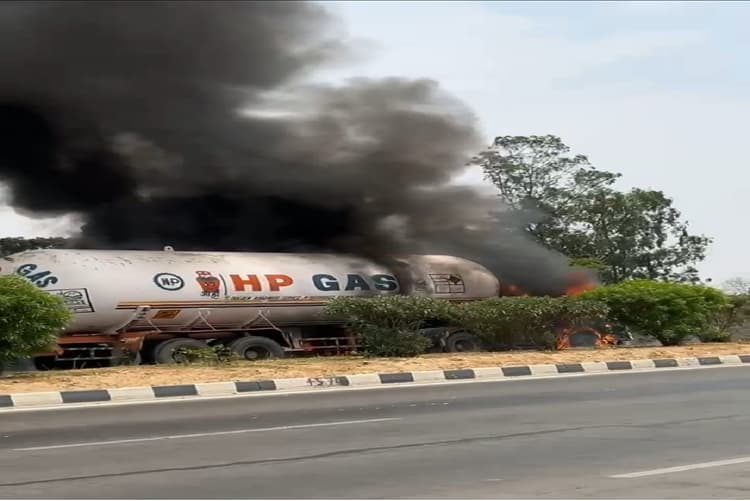 बिहार में बीच सड़क पर धू- धू कर जला गैस टैंकर, दिल्ली - कोलकाता आने जाने वाली गाड़ियों की लगी लंबी कतार
