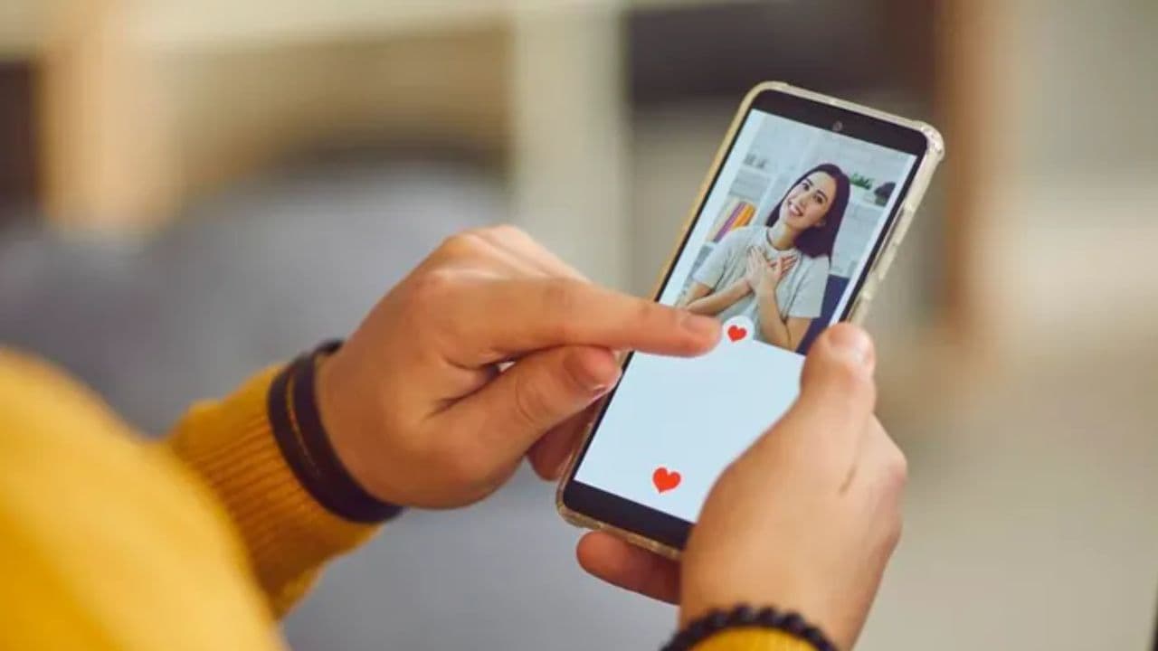 Cyber Fraud: डेटिंग एप पर लड़की से बात करना पड़ा भारी, युवक से ठग लिए 27 लाख रुपये