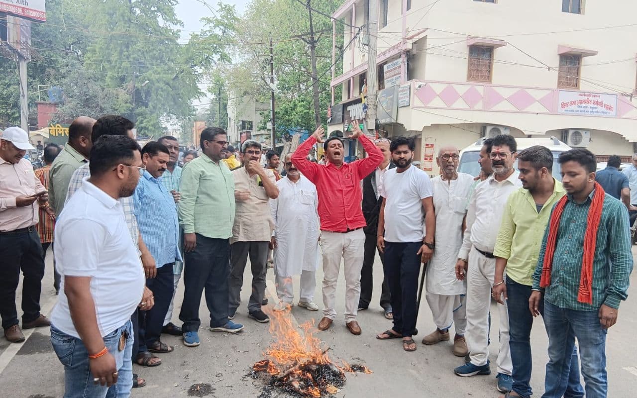 Bihar News: घरेलू गैस सिलिंडर के दाम में वृद्धि के खिलाफ कांग्रेस ने खोला मोर्चा, बेगूसराय में फूंका पीएम का पुतला