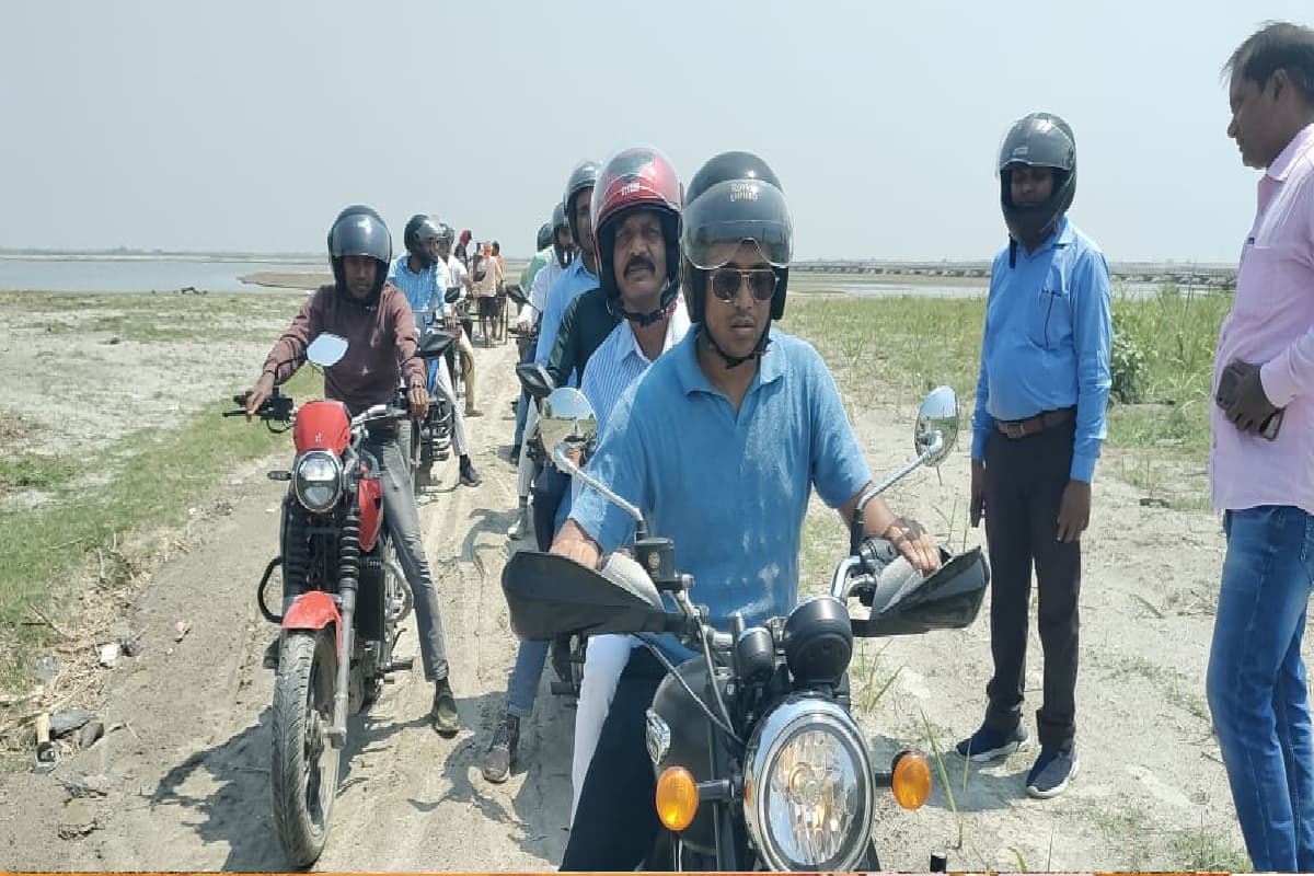 बेतिया बाइक से श्रीनगर पंचायत पहुंचे डीएम