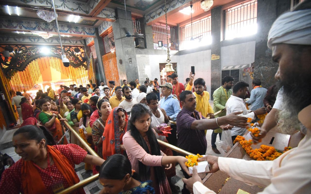 Patna News: महावीर मंदिर में चार लाख भक्तों ने किया दर्शन, राज्यपाल आरिफ मोहम्मद खान भी आरती में हुए शामिल