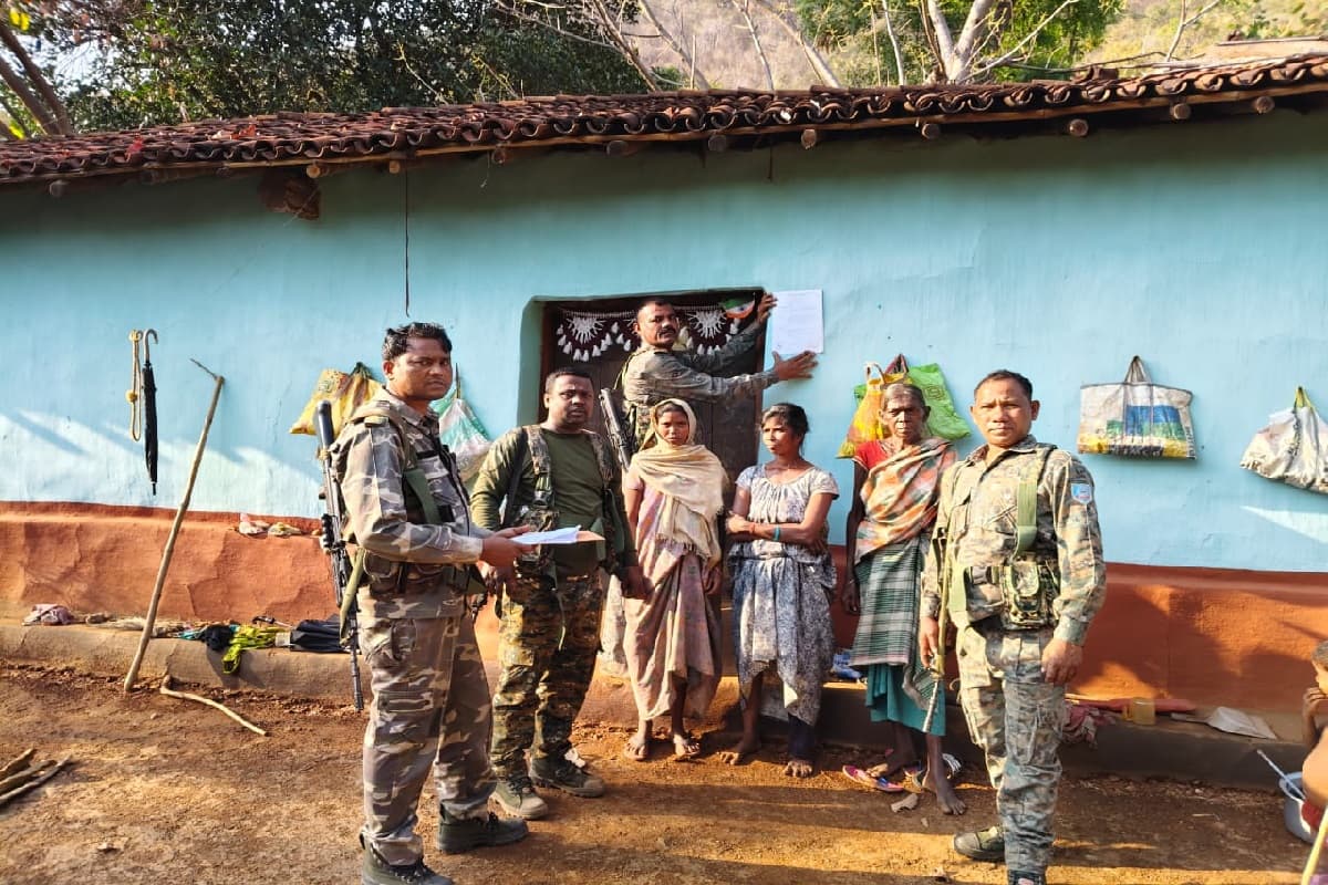 माओवादी एरिया कमांडर सलूका कायम के घर इश्तेहार चिपकाया, ढोल-नगाड़े के साथ पुलिस ने की कार्रवाई