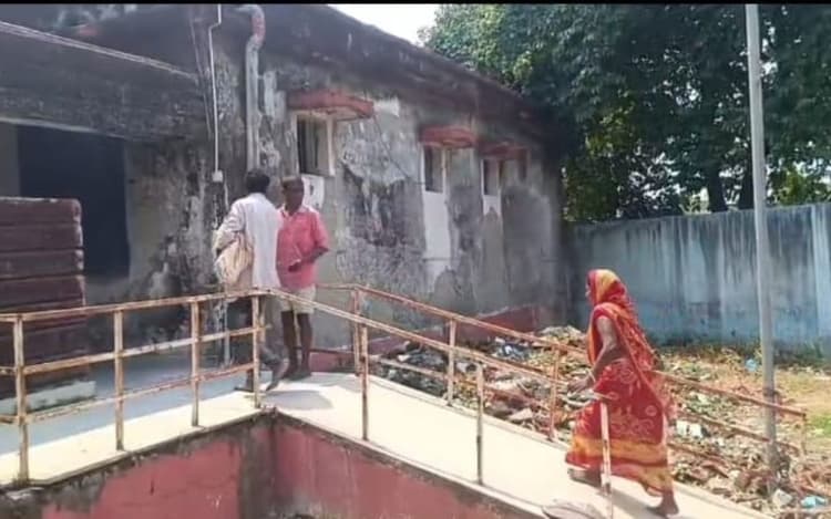 किशनगंज में मासूम को मौत के बाद भी स्ट्रेचर नहीं हुआ नसीब, गोद में शव लेकर पोस्टमार्टम हाउस पहुंचे पिता