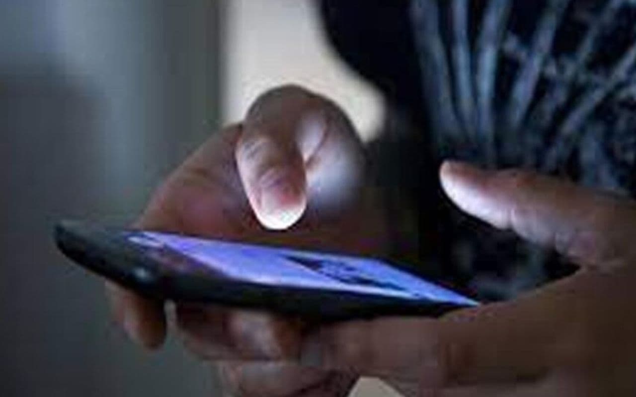 Bihar News: जिस भाई की कलाई पर बांधी थी राखी, वहीं बन गया शैतान, नहाने का वीडियो वायरल करने की दे रहा धमकी