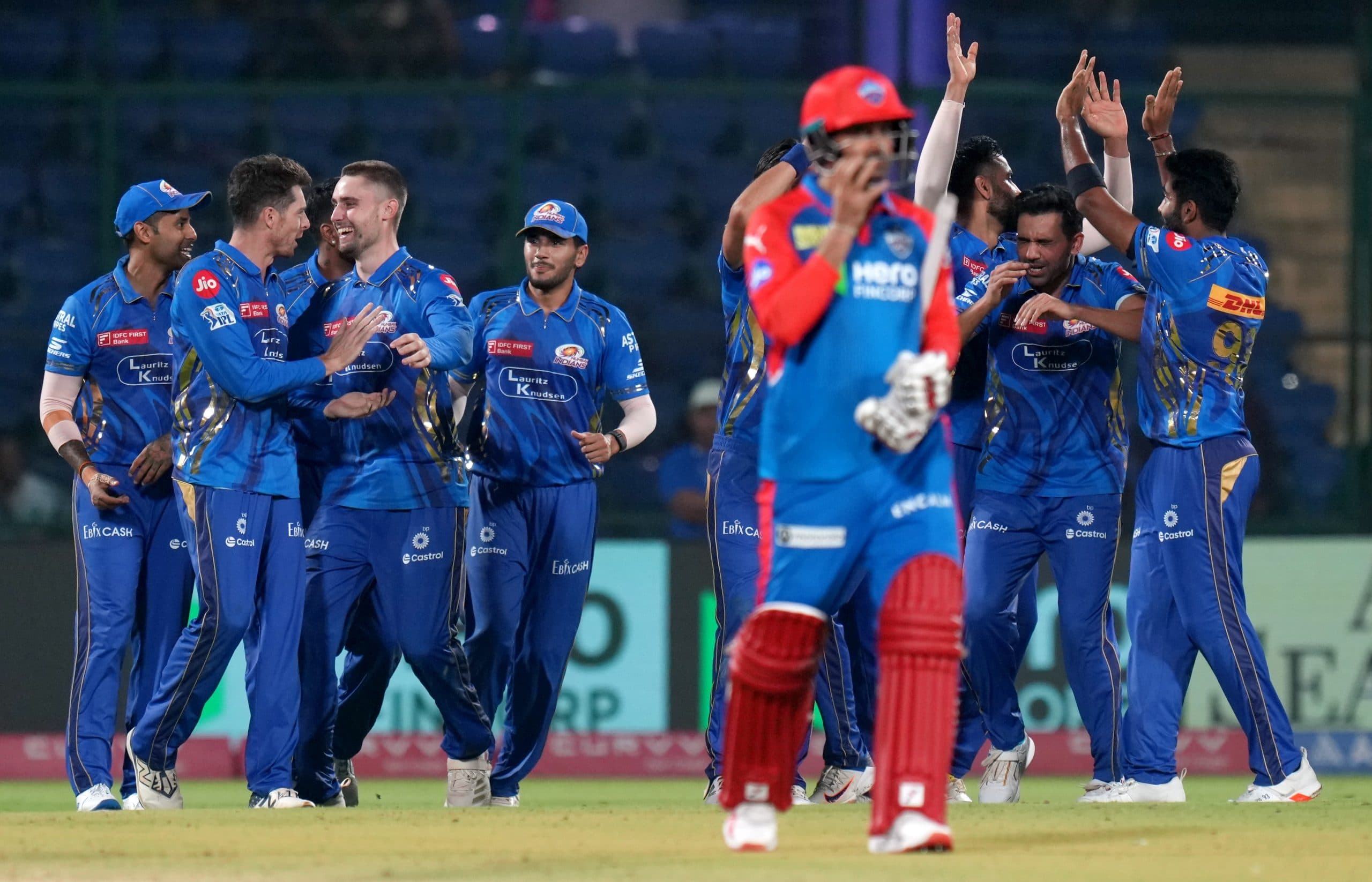 जीतते-जीतते हार गई दिल्ली, मुंबई ने ‘हैट्रिक’ लगाकर जीता मैच, तीन गेंदों में ऐसे पलट गया खेल