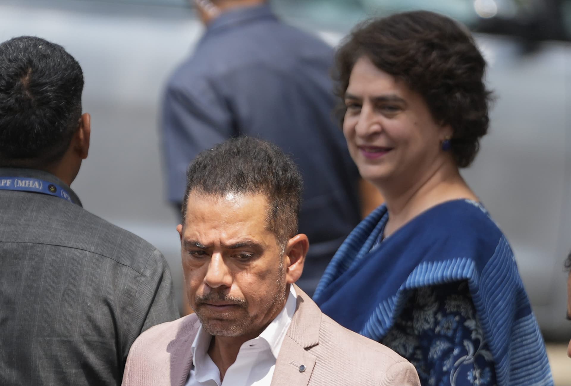 ED Inquiry: ईडी ने रॉबर्ट वाड्रा से की साढ़े 6 घंटे तक पूछताछ, दर्ज किया बयान, क्या है 3.5 एकड़ जमीन का मामला?