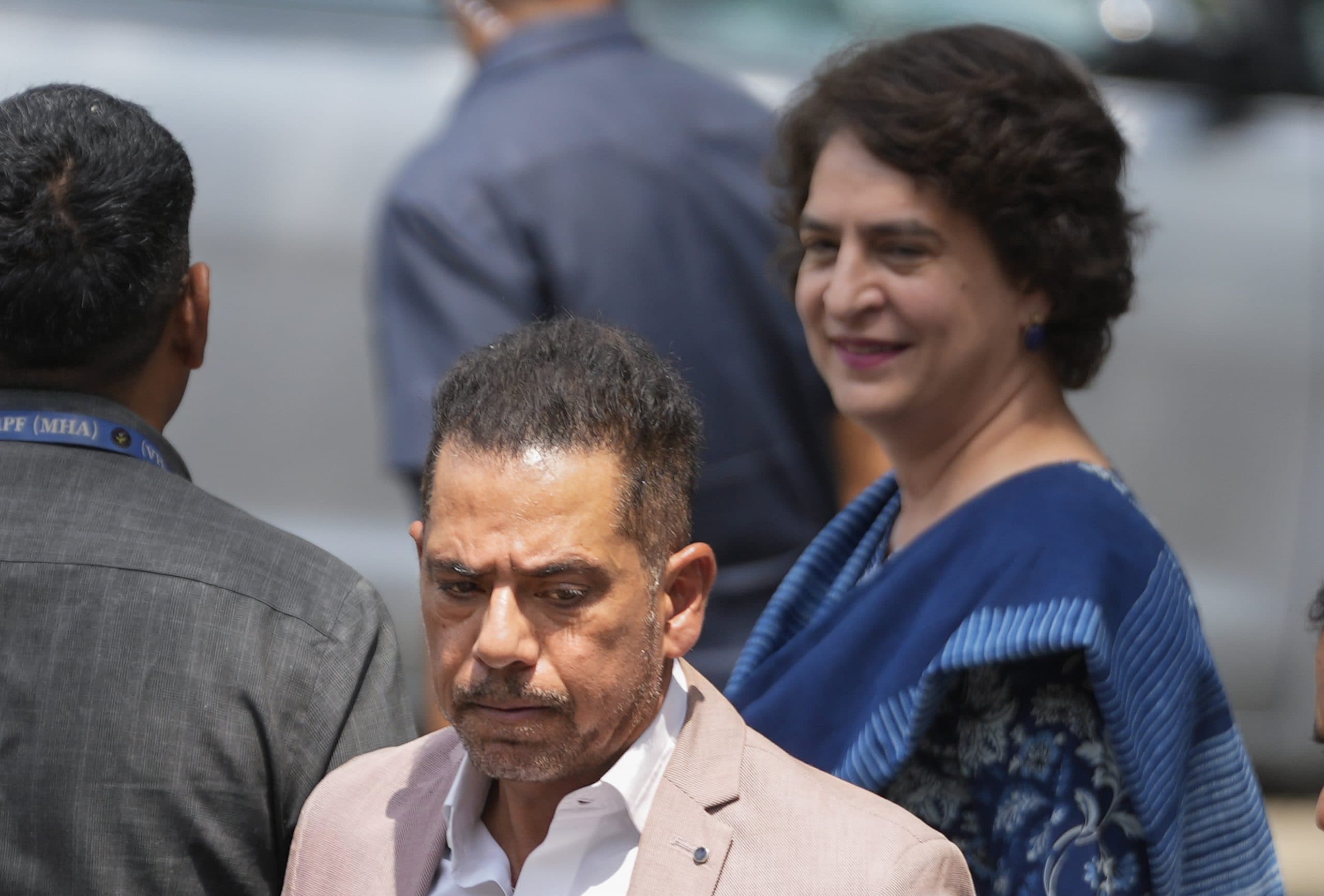 ED Inquiry: ईडी ने रॉबर्ट वाड्रा से की साढ़े 6 घंटे तक पूछताछ, दर्ज किया बयान, क्या है 3.5 एकड़ जमीन का मामला?