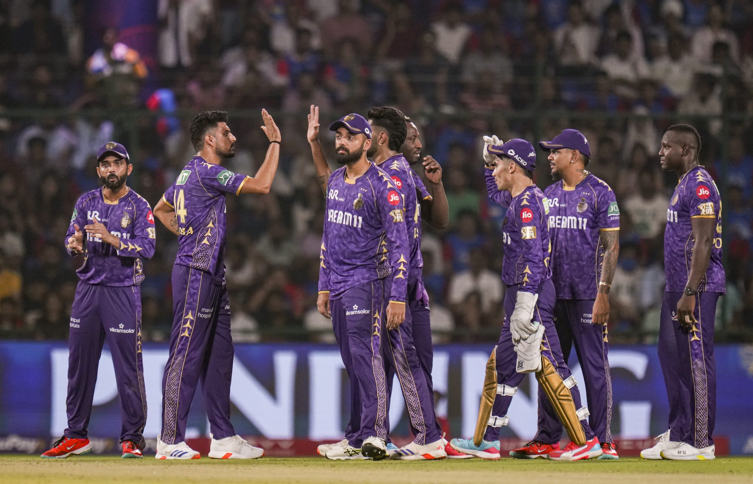 205 रन नहीं बना पाया DC, नरेन और चक्रवर्ती के कमाल से 14 रन से जीता KKR: प्लेऑफ की उम्मीदें जिंदा