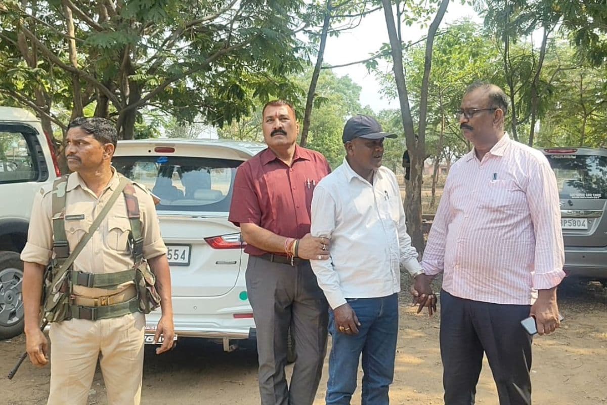 Video: झारखंड के सरायकेला में बड़ी कार्रवाई, 10 हजार रिश्वत लेते बड़ा बाबू अरेस्ट