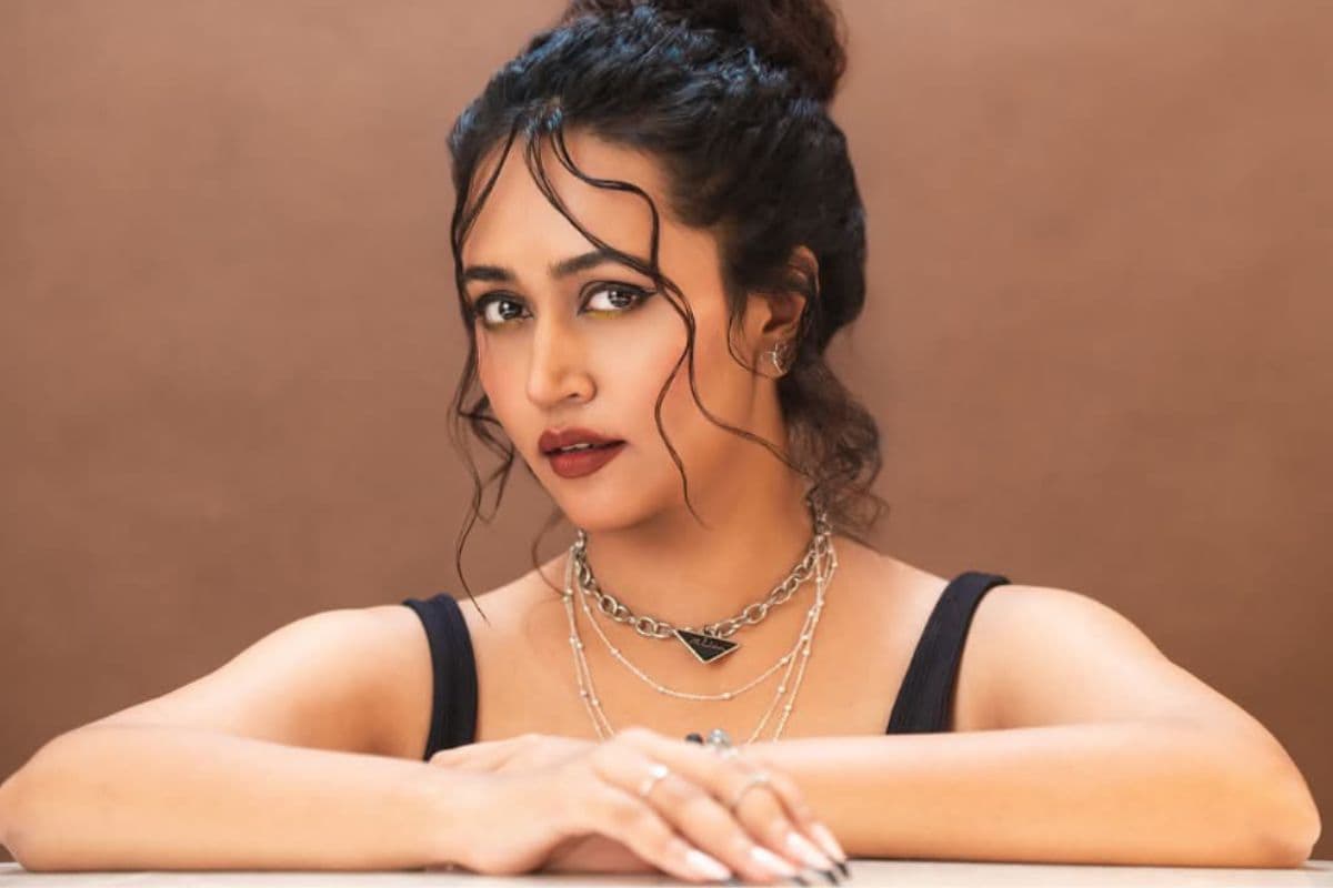 Sanvikaa Net Worth: 'पंचायत 4' की सीधी-सधी रिंकी रियल लाइफ में हैं बेहद ग्लैमरस! एक्ट्रेस की कमाई कर देगी हैरान