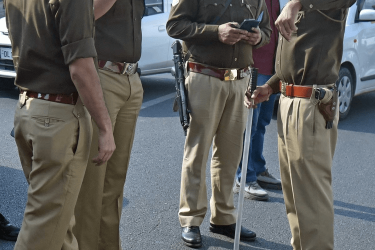 बिहार में पुलिस पर हमला, शराबी को पकड़ने गई थी टीम, थप्पड़ों की हुई बरसात