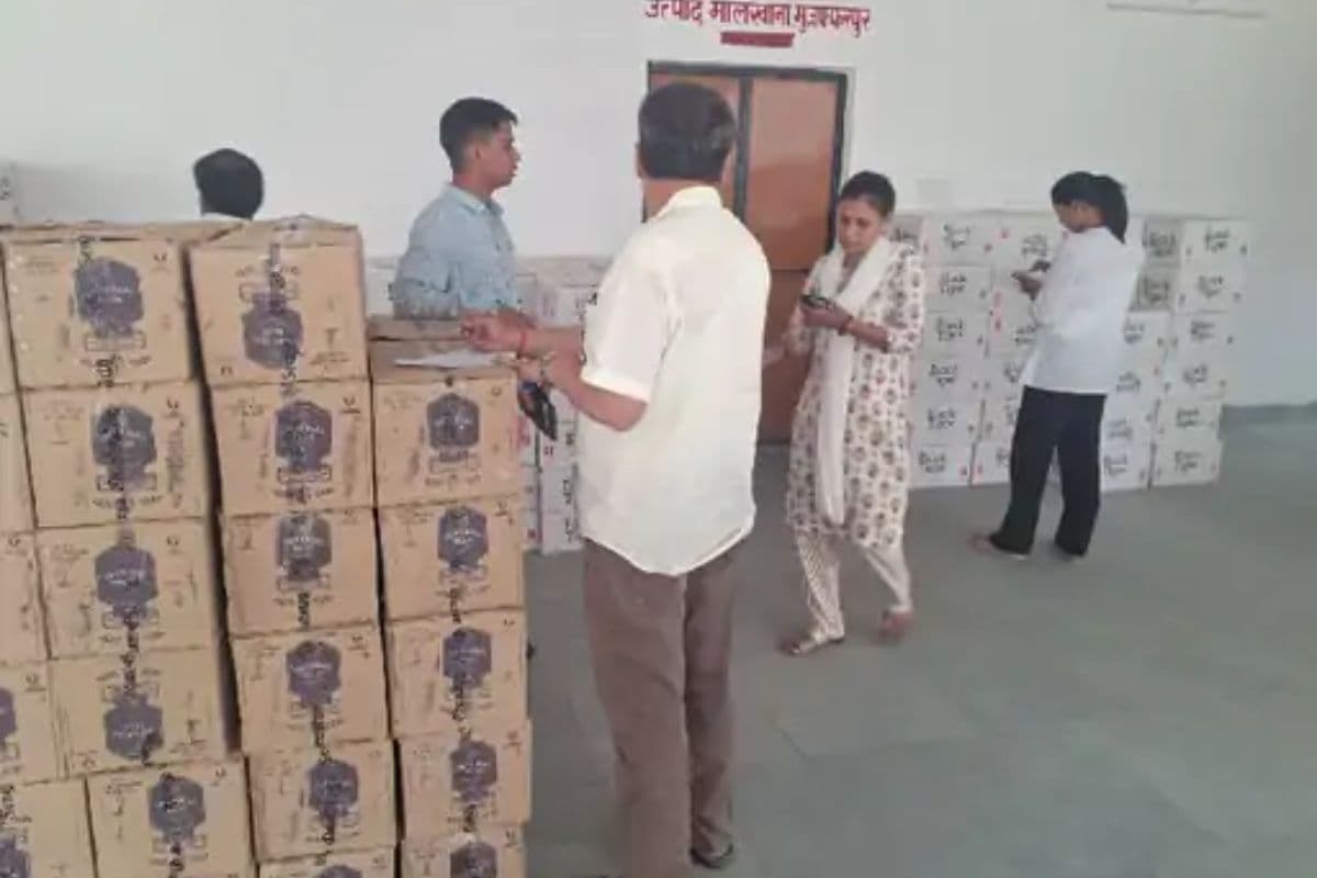 Muzaffarpur News: टॉप सीक्रेट गोडाउन से 300 कार्टून अंग्रेजी शराब बरामद, पुलिस ने जाल बिछाकर ऐसे किया खुलासा