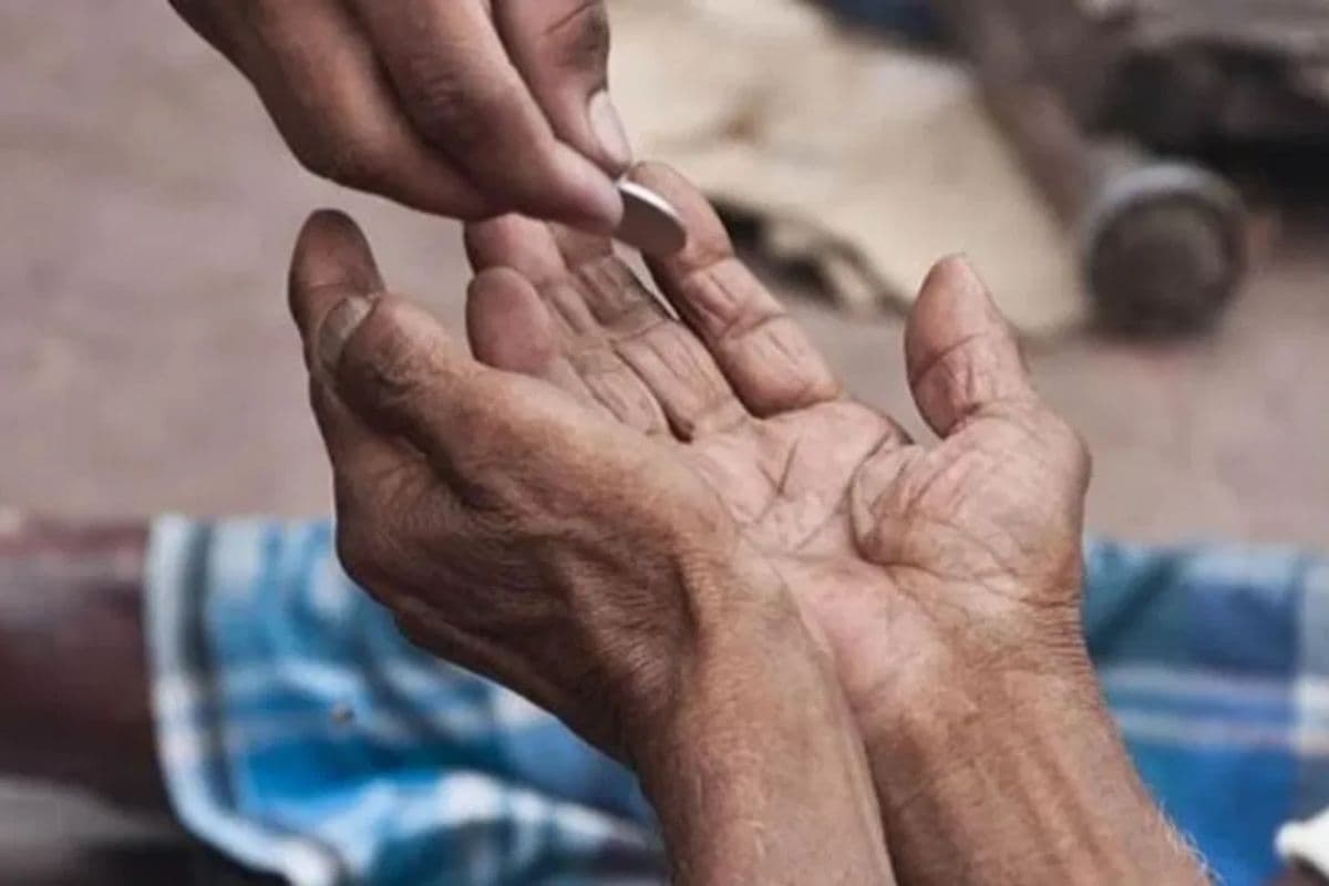 मां की ममता अपार! बेटे के इलाज के लिए मांग रही भीख, आंचल फैलाकर दर-दर भटकी