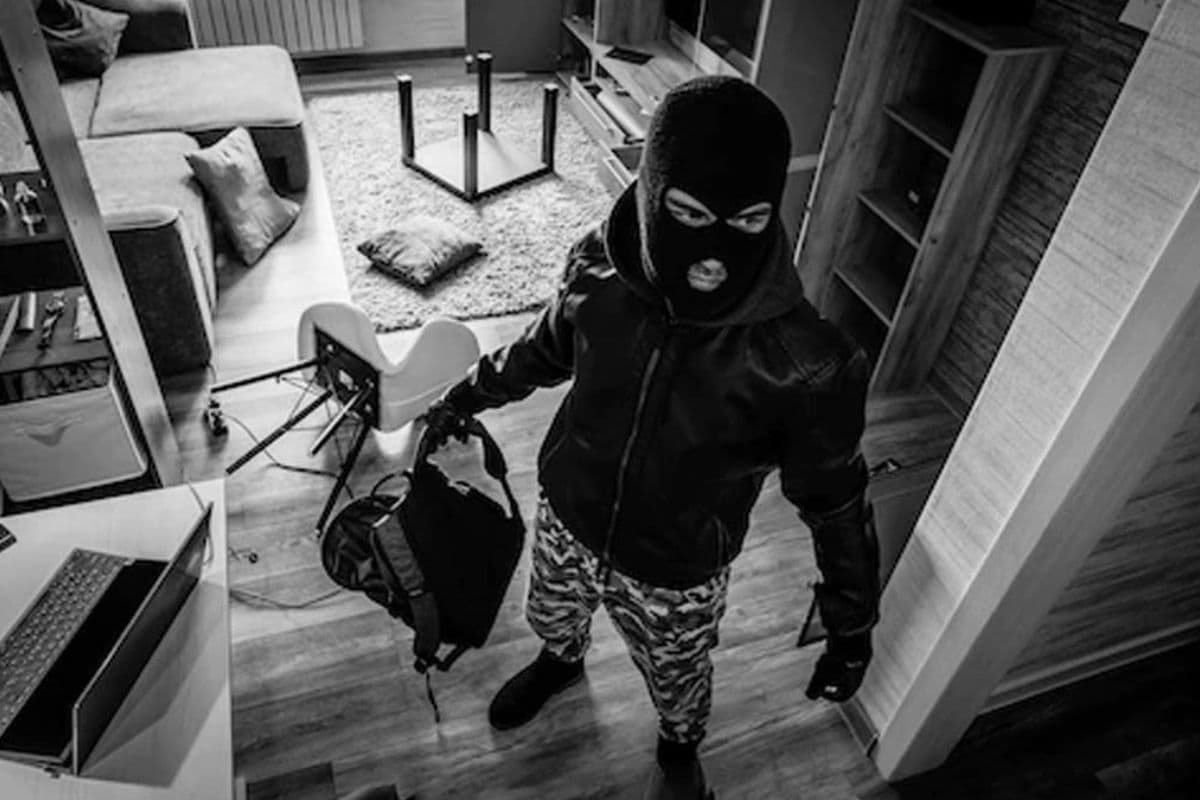 फिल्मी अंदाज में हुई थी 20 लाख की चोरी, पुलिस ने शक के आधार पर पड़ोसन को किया गिरफ्तार