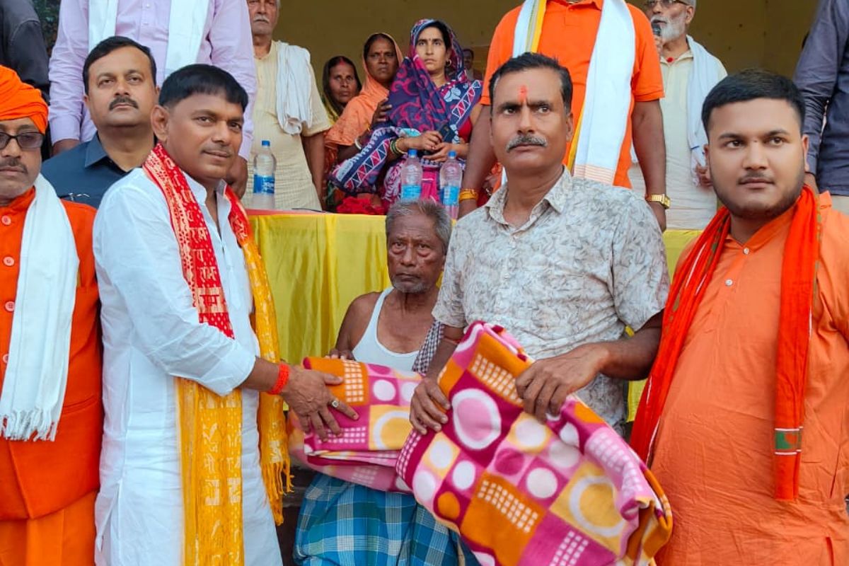 भीषण गर्मी में बिहार के खेल मंत्री ने बांटे कंबल, विपक्ष ने तंज कसते हुए कहा-‘अब बारिश में तंदूर बांटें जाएंगे’