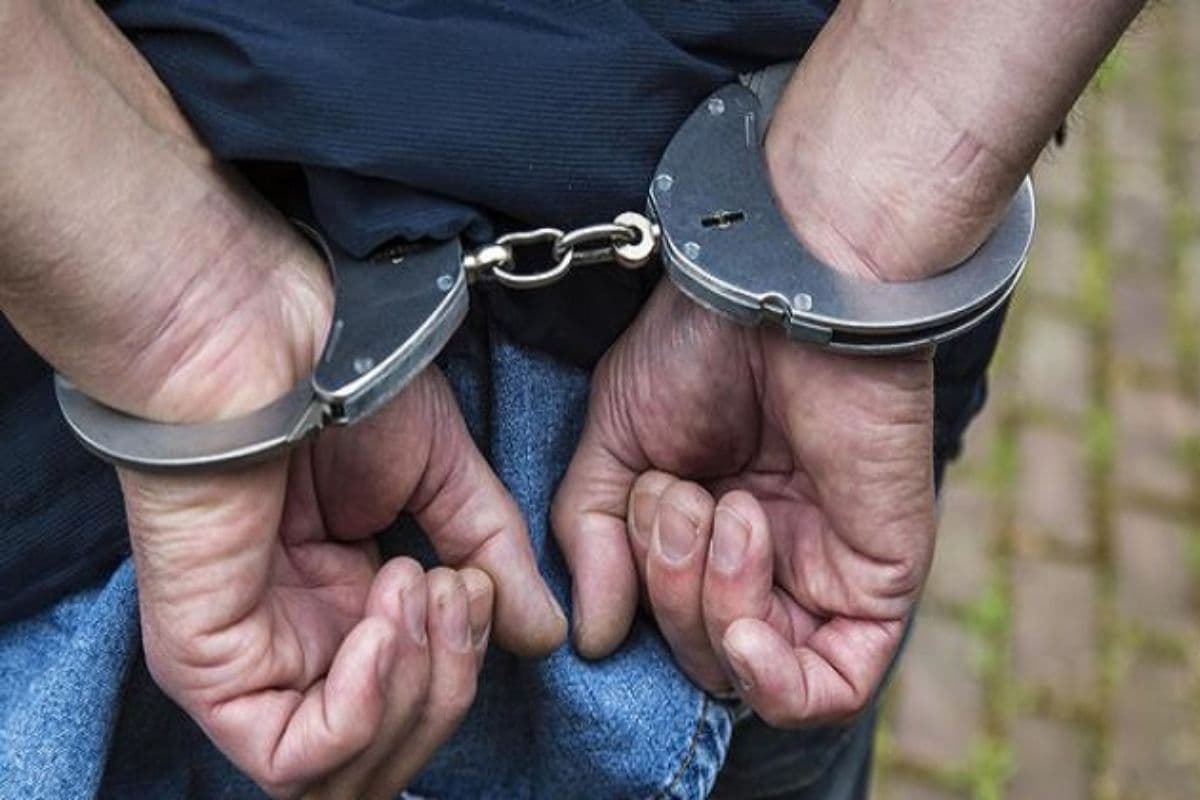 फौजी की ड्रेस में आधी रात सड़क पर खड़ा था बदमाश, असली पुलिस पहुंची तो हो गया खेल!